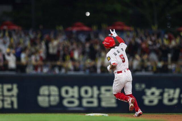 KIA 타이거즈 김도영이 24일 광주KIA챔피언스필드에서 열린 롯데 자이언츠와의 홈 경기서 홈런을 치고 그라운드르 돌고 있다./KIA 타이거즈 제공