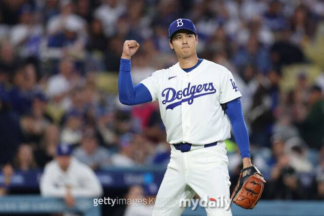 선발투수 오타니 쇼헤이가 미국 캘리포니아주 로스엔젤레스 다저스타디움에서 열린 홈 경기서 주먹을 쥐고 있다. 올 시즌 초반의 모습이다./게티이미지코리아