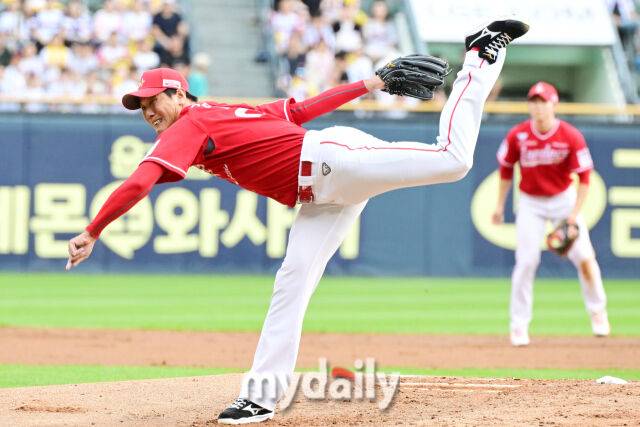 7일 오후 서울 잠실야구장에서 진행된 '2025 신한 SOL뱅크 KBO 리그' SSG-LG의 경기. SSG 선발 김광현이 역투를 펼치고 있다./마이데일리