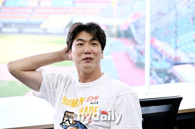24일 오후 인천 SSG랜더스필드에서 진행된 '2026 프로야구 KBO리그' SSG랜더스와 KT위즈의 경기. SSG 김광현이 경기전 인터뷰를 갖고 있다./인천 = 송일섭 기자