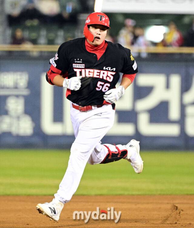 2026년 4월 1일 오후 서울 잠실구장에서 '2026 신한 SOL KBO리그' KIA 타이거즈와 LG 트윈스의 경기. KIA 오선우가 5회초 선두타자 홈런을 친 뒤 그라운드를 돌고 있다./마이데일리