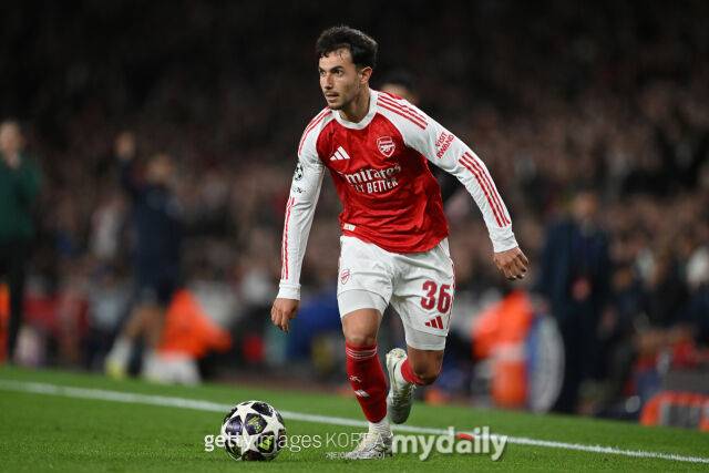 아스널 마르틴 수비멘디가 16일 영국 런던의 에미레이츠 스타디움에서 열린 2025-26시즌 유럽축구연맹 챔피언스리그 8강 2차전 스포르팅전에서 드리블하고 있다. /게티이미지코리아