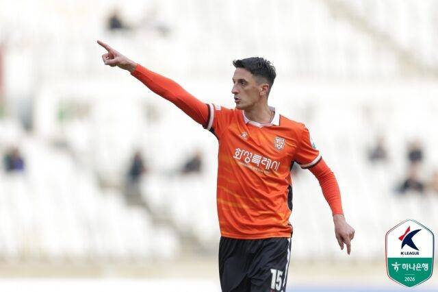 화성FC가 26일 목동종합운동장에서 열린 서울 이랜드와의 원정 경기에서 센터백 보이노비치의 활약을 앞세워 2-1로 승리를 거뒀다. 선수들에게 수비를 지시하고 있는 보이노비치./프로축구연맹 제공