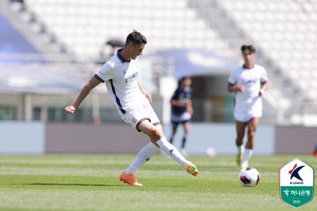 화성FC가 26일 목동종합운동장에서 열린 서울 이랜드와의 원정 경기에서 센터백 보이노비치의 활약을 앞세워 2-1로 승리를 거뒀다. 보이노비치가 패스를 하고 있다./프로축구연맹 제공