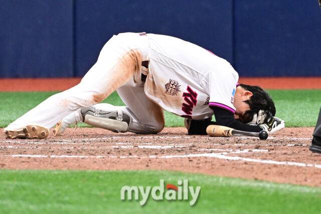 키움 박수종이 26일 오후 서울 고척스카이돔에서 진행된 '2026 신한 SOL Bank KBO리그' 삼성--키움의 경기 8회말 삼성 미야지에게 맞은 뒤 고통스러워 하고 있다./고척 = 곽경훈 기자