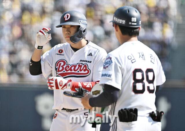 25일 오후 서울 잠실야구장에서 진행된 '2026 프로야구 KBO리그' 두산베어스와 LG트윈스의 경기.두산 박준순이 4회말 2사에서 안타를 친 뒤 환호하고 있다./마이데일리