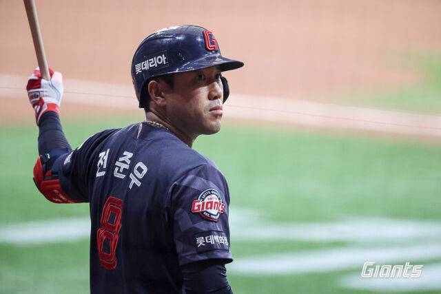 전준우가 대기타석에서 준비하고 있다./롯데 자이언츠