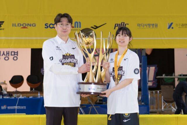 김완수 청주 KB국민은행 스타즈 감독(왼쪽)과 허예은이 26일 용인체육관에서 열린 BNK 금융 2025-2026 여자프로농구 챔피언결정전 3차전에서 승리하며 우승을 확정 지은 뒤 우승 트로피를 들어 올리고 있다. /WKBL 제공