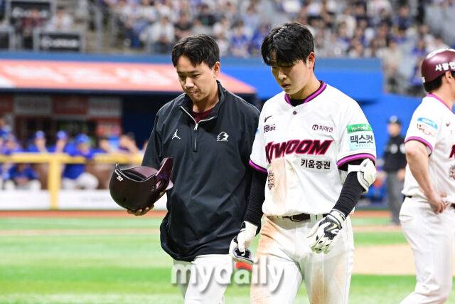 키움 박수종이 26일 오후 서울 고척스카이돔에서 진행된 '2026 신한 SOL Bank KBO리그' 삼성--키움의 경기 8회말 삼성 미야지에게 헤드샷을 맞은 뒤 벤치로 향하고 있다./고척 = 곽경훈 기자