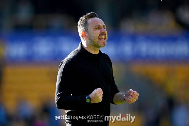 토트넘 홋스퍼가 25일 울버햄튼과 원정 경기에서 1-0으로 승리하며 2026년 첫 승을 신고했다. 로베르토 데 제르비 토트넘 감독이 승리를 거둔 후 기뻐하고 있다./게티이미지코리아