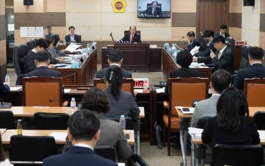 지난 24일 열린 인천광역시의회 예산결산특별위원회의 예산안 처리 모습.[인천시의회 제공]