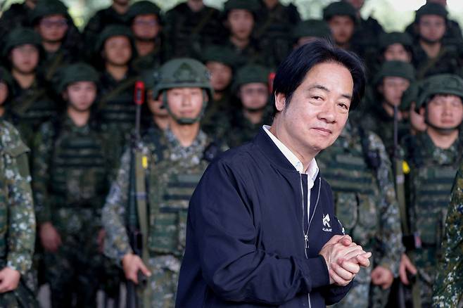 지난해 12월 2일 이란의 룽더 산업단지에서 진행된  대만산 ‘허머 2’ 드론 예비군 훈련을 시찰하고 있는 라이칭더 대만 총통. [로이터]