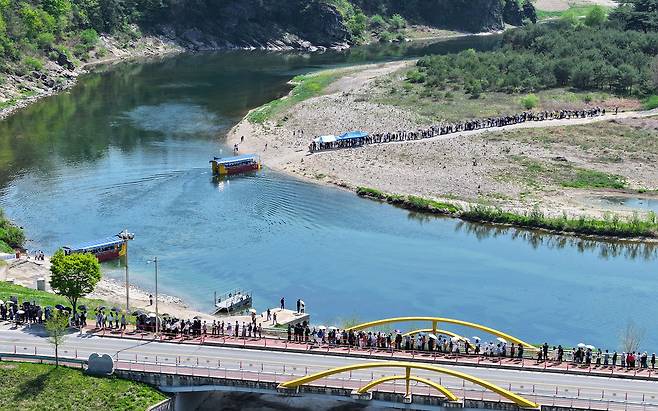 제59회 단종문화제 사흘 내내, 청령포를 오가는 나룻배 대기줄은 진입할때 500~700m나 되었다. 나룻배를 쉼없이 다 채워 저어가면 하루에 5000명 초반대까지 진입할수 있다고 한다.