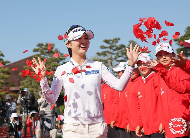 이예원이 26일 충북 충주의 킹스데일 골프클럽에서 열린 KLPGA투어 덕신EPC 챔피언십 최종 3라운드에서 우승한 뒤 꽃잎 세례를 받는 세리머니를 하고 있다.