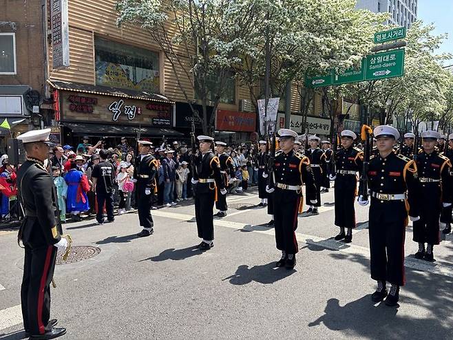 [서울=뉴시스]유하영 인턴기자=25일 서울 중구 명보아트홀 사거리에서 해군 의장대가 퍼레이드를 하고 있다. 2026.04.25.