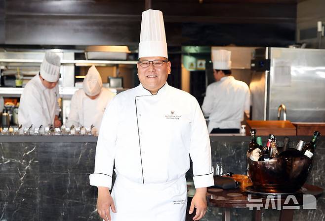 [서울=뉴시스] 최진석 기자 = 박영진 JW 메리어트 동대문 총주방장이 16일 뉴시스와 인터뷰하기 전 포즈를 취했다. 2026.04. myjs@newsis.com