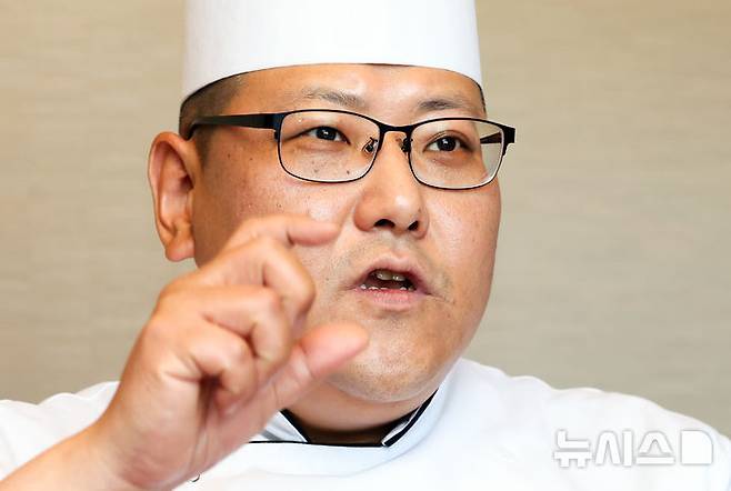 [서울=뉴시스] 최진석 기자 = 박영진 JW 메리어트 동대문 총주방장이 16일 뉴시스와 인터뷰하고 있다. 2026.04. myjs@newsis.com
