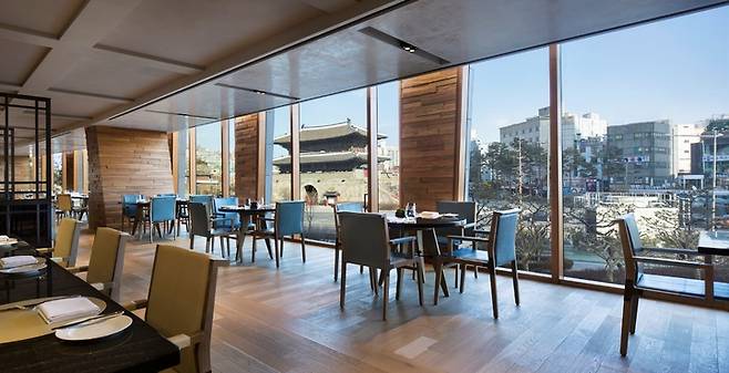 JW 메리어트 동대문 ‘타볼로 24’의 통창 너머로 보이는 ‘흥인지문’. (사진=JW 메리어트 동대문) *재판매 및 DB 금지