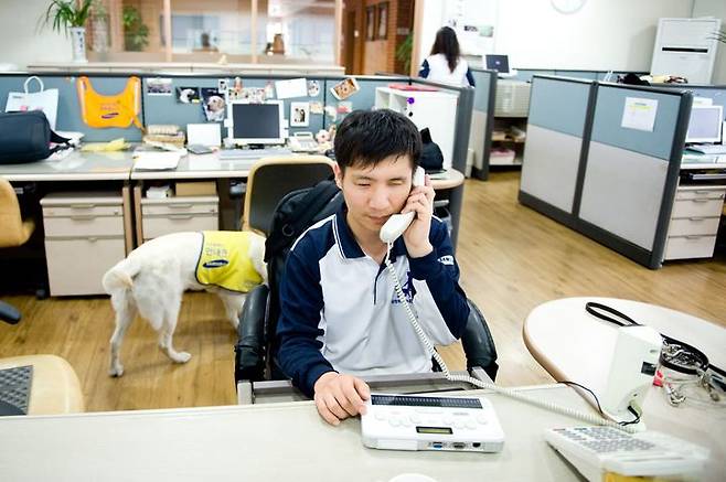 [세종=뉴시스]유석종 삼성화재 안내견학교 프로가 안내견학교에서 일하고 있는 모습. (사진=유석종씨 제공) 2026.04.26. photo@newsis.com  *재판매 및 DB 금지