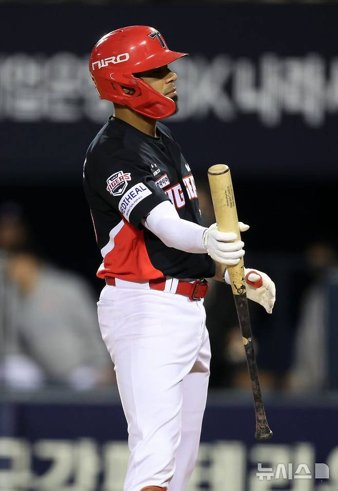 [서울=뉴시스] 이영환 기자 = 17일 오후 서울 송파구 잠실야구장에서 열린 2026 KBO리그 KIA 타이거즈와 두산 베어스의 경기, 5회초 2사 1,2루에서 KIA 카스트로가 삼진 아웃 당한 후 아쉬워 하고 있다. 2026.04.17. 20hwan@newsis.com