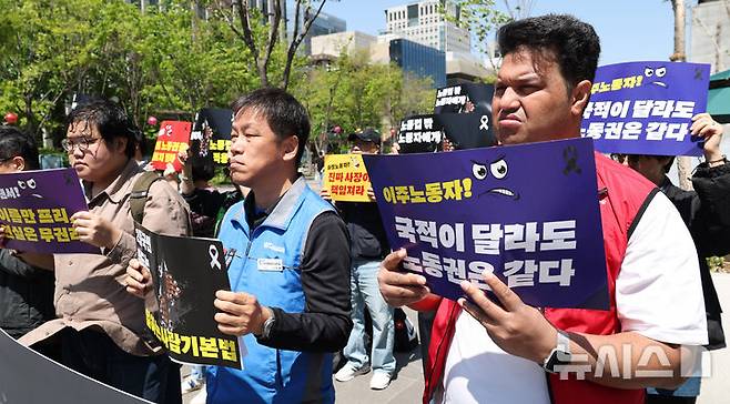 [서울=뉴시스] 추상철 기자 = 직장갑질 119 온라인노조가 26일 오후 서울 종로구 광화문광장에서 '노동절 기념 노동법 밖 노동자 설문 결과 발표 및 증언대회' 기자회견을 하고 있다. 2026.04.26. scchoo@newsis.com