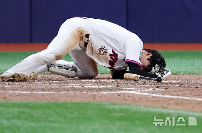 [서울=뉴시스] 홍효식 기자 = 26일 서울 구로구 고척스카이돔에서 열린 2026 KBO 리그 삼성 라이온즈와 키움 히어로즈의 경기, 8회말 2사 1루 키움 박수종이 머리에 공을 맞고 고통을 호소하고 있다. 2026.04.26. yesphoto@newsis.com