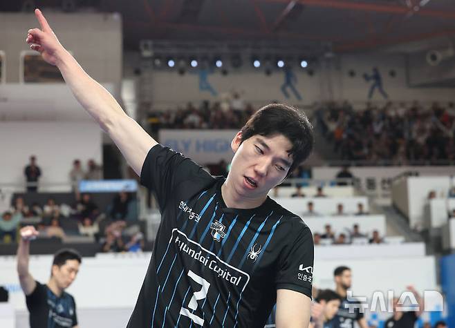 [천안=뉴시스] 이영환 기자 = 6일 오후 충남 천안시 서북구 유관순체육관에서 열린 2025-2026 V-리그 남자부 챔피언결정전 3차전 현대캐피탈과 대한항공의 경기, 현대캐피탈 허수봉이 득점 후 기뻐하고 있다. 2026.04.06. 20hwan@newsis.com