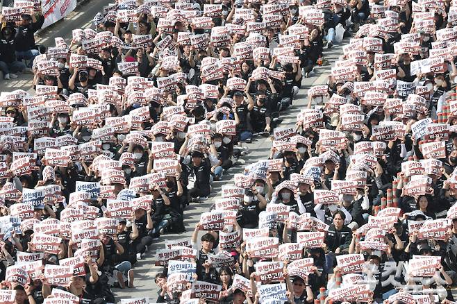 삼성전자 과반노조인 '삼성전자 초기업노조' 조합원들이 23일 경기 평택시 삼성전자 평택캠퍼스 앞에서 '투명하게 바꾸고, 상한폐지 실현하자-4.23 투쟁 결의대회'에서 구호를 외치고 있다. 평택=황진환 기자