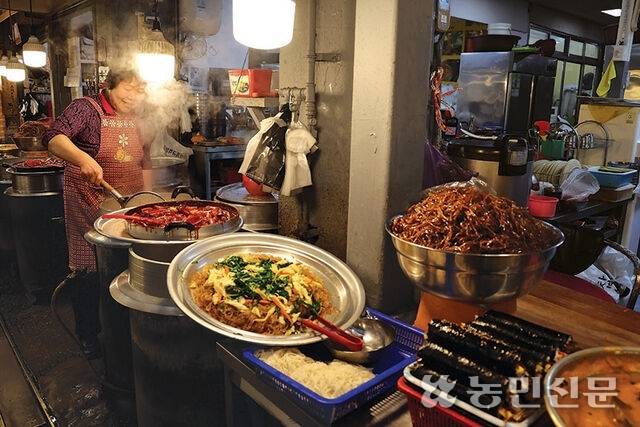 ‘경주성동시장’ 곳곳에는 뜨거운 김이 피어오르는 음식이 산처럼 쌓여 있다. 경주=김도웅 프리랜서 기자