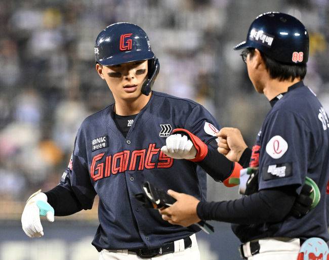 [OSEN=잠실, 이대선 기자] 16일 서울 잠실야구장에서 2026 신한 SOL KBO리그 LG 트윈스와 롯데 자이언츠의 경기가 열렸다.이날 LG는 치리노스, 롯데는 로드리게스를 선발로 내세웠다.3회초 1사 1루에서 롯데 윤동희가 좌전안타를 치고 환호하고 있다. 2026.04.16 /sunday@osen.co.kr