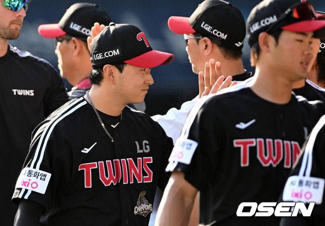[OSEN=잠실, 이대선 기자] 25일 서울 잠실야구장에서 2026 신한 SOL KBO리그 두산 베어스와 LG 트윈스의 경기가 열렸다.이날 두산은 최민석, LG는 톨허스트를 선발로 내세웠다.경기 종료 후 LG 김진수가 동료들과 승리의 기쁨을 나누고 있다. 2026.04.25 /sunday@osen.co.kr