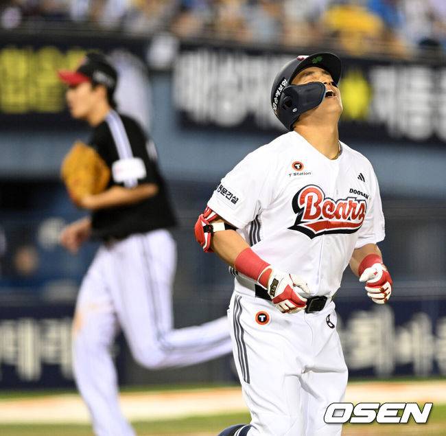 [OSEN=잠실, 이대선 기자] 24일 서울 잠실야구장에서 2026 신한 SOL KBO리그 두산 베어스와 LG 트윈스의 경기가 열렸다.이날 두산은 최승용, LG는 임찬규를 선발로 내세웠다.5회말 무사 1,3루에서 두산 손아섭이 희생플라이를 치고 아쉬워하고 있다. 2026.04.24 /sunday@osen.co.krㅊ