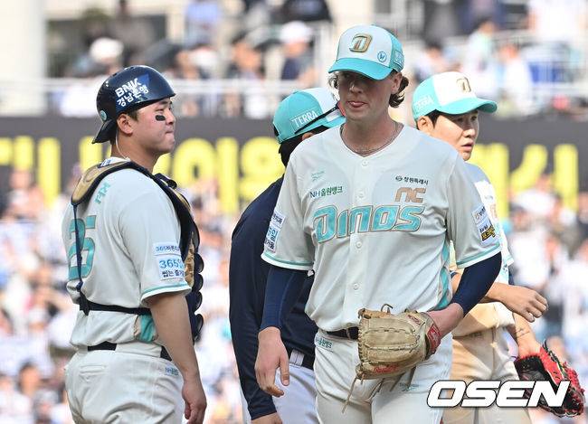 [OSEN=창원, 이석우 기자] 29일 창원NC파크에서 2026 신한 SOL KBO 리그 NC 다이노스와 두산 베어스의 경기가 열렸다. 홈팀 NC는 테일러가, 방문팀 두산은 곽빈이 선발 출전했다. NC 다이노스 선발투수 테일러가 6회초 2실점 후 교체되고 있다. 2026.03.29 / foto0307@osen.co.kr