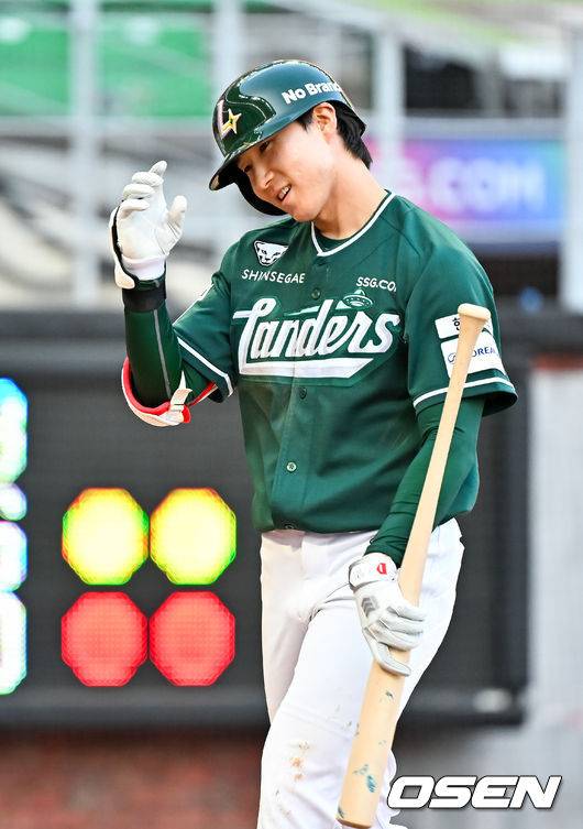 [OSEN=인천, 민경훈 기자] 25일 오후 인천 SSG랜더스필드에서 ‘2026 신한 SOL Bank KBO리그' SSG 랜더스와 KT 위즈의 경기가 진행됐다. 4회말 2사 주자 1루 SSG 박성한이 타석에서 헛스윙 삼진아웃을 당하며 아쉬워하고 있다. 2026.04.25 / rumi@osen.co.kr