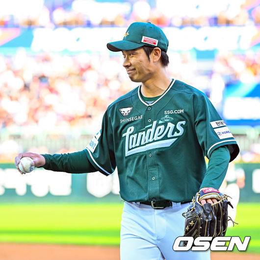 [OSEN=인천, 민경훈 기자] 25일 오후 인천 SSG랜더스필드에서 ‘2026 신한 SOL Bank KBO리그' SSG 랜더스와 KT 위즈의 경기가 진행됐다. 4회초를 마친 SSG 선발 타케다가 미소 짓고 있다. 2026.04.25 / rumi@osen.co.kr