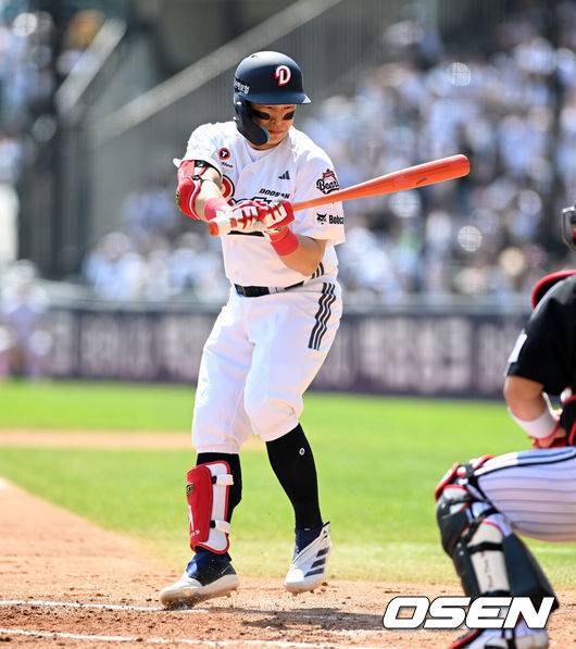 [OSEN=잠실, 이대선 기자] 25일 서울 잠실야구장에서 2026 신한 SOL KBO리그 두산 베어스와 LG 트윈스의 경기가 열렸다.이날 두산은 최민석, LG는 톨허스트를 선발로 내세웠다.1회말 무사에서 두산 손아섭이 볼넷을 얻어내고 있다. 2026.04.25 /sunday@osen.co.kr