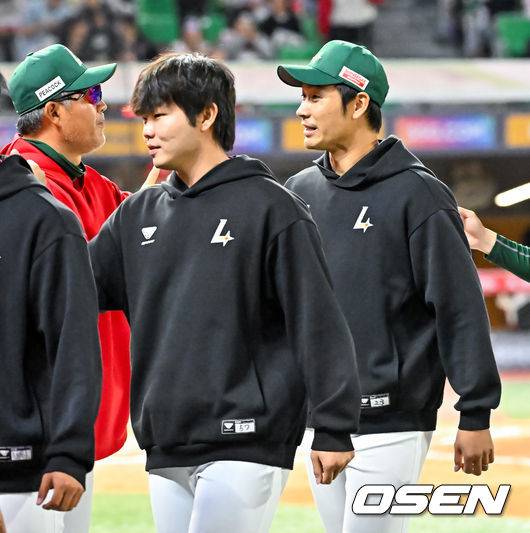 타케다는 지난 2011년 소프트뱅크 호크스에서 데뷔해 지난해까지 일본프로야구(NPB) 무대에서 66승 48패 평균자책점 3.33을 기록한 투수다. 베니지아노는 지난 2023년 캔자스시티에서 빅리그에 데뷔해 마이애미를 거쳐 지난해 세인트루이스에서 뛴 바 있다. 3시즌 동안 1승 무패, 평균자책점 3.98을 기록했다. 모두 40⅔이닝을 던졌다.