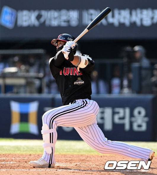 [OSEN=잠실, 이대선 기자] 25일 서울 잠실야구장에서 2026 신한 SOL KBO리그 두산 베어스와 LG 트윈스의 경기가 열렸다.이날 두산은 최민석, LG는 톨허스트를 선발로 내세웠다.9회초 무사에서 LG 송찬의가 좌전 2루타를 치고 있다. 2026.04.25 /sunday@osen.co.kr