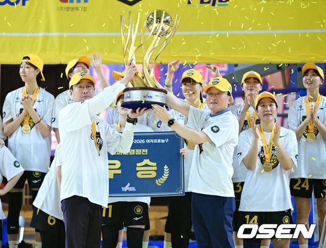 [OSEN=용인, 최규한 기자] 청주 KB스타즈가 4년 만에 통합 챔피언 달성에 성공했다.&nbsp;KB스타즈는 26일 용인체육관에서 개최된 BNK금융 2025-26 여자프로농구 챔피언결정전 3차전에서 용인 삼성생명을 80-65로 꺾고 3연승을 달렸다. 정규리그 챔피언 KB스타즈는 플레이오프 퍼펙트 6연승으로 통합 우승에 성공했다. KB스타즈는 구단통산 세 번째 통합우승 달성에 성공했다.&nbsp;김완수 감독과 이환주 구단주가 우승 트로피를 들어올리며 기뻐하고 있다. 2026.04.26 / dreamer@osen.co.kr