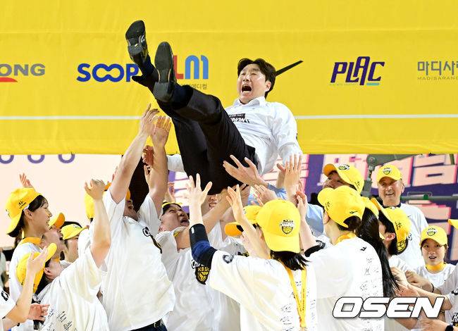 [OSEN=용인, 최규한 기자] 청주 KB스타즈가 4년 만에 통합 챔피언 달성에 성공했다.&nbsp;KB스타즈는 26일 용인체육관에서 개최된 BNK금융 2025-26 여자프로농구 챔피언결정전 3차전에서 용인 삼성생명을 80-65로 꺾고 3연승을 달렸다. 정규리그 챔피언 KB스타즈는 플레이오프 퍼펙트 6연승으로 통합 우승에 성공했다. KB스타즈는 구단통산 세 번째 통합우승 달성에 성공했다.&nbsp;KB 김완수 감독이 우승 헹가래를 받고 있다. 2026.04.26 / dreamer@osen.co.kr