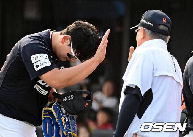 [OSEN=부산, 지형준 기자] 프로야구 한화 이글스가 6연패 이후 2연승을 달리며 분위기 반전에 성공했다. 롯데 자이언츠는 영패를 모면하는데 그쳤다.&nbsp;한화는 19일 부산 사직구장에서 열린 ’2026 신한 SOL KBO리그’ 정규시즌 롯데와의 2차전 맞대결에서 9-1로 완승을 거뒀다. 이로써 한화는 6연패를 탈출한 뒤 곧바로 2연승을 질주했다. 8승 10패를 마크했다. 롯데는 3연패로 6승 12패가 됐다.경기를 마치고 한화 김서현이 김경문 감독과 하이파이브를 하고 있다. 2026.04.19&nbsp;/ jpnews@osen.co.kr