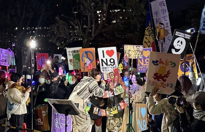 &nbsp;‘평화 헌법’ 개정에 반대하는 일본 시민들이 지난 4월8일 도쿄 국회의사당 앞에서&nbsp;‘전쟁 반대’,&nbsp;‘과거에서 배워라’ 등&nbsp;구호를 외치고 있다. 세계일보 자료사진