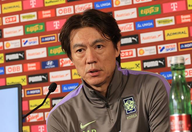 홍명보 대한민국 축구 국가대표팀 감독이 지난달 30일 에른스트 하펠 스타디움에서 공식 기자회견을 하고 있다. 빈=연합뉴스