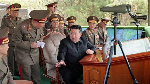 김정은 북한 국무위원장은 지난 25일 조선인민혁명군 창건 94주년을 맞아 진행된 인민군 각급 대연합부대관하 경보병부대 박격포병들의 사격경기를 참관했다. 조선중앙TV·연합뉴스