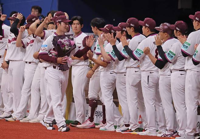 은퇴식을 치른 박병호 키움 히어로즈 코치가 26일 서울 고척스카이돔에서 열린 KBO 프로야구 삼성 라이온즈와 키움 히어로즈의 경기에서 특별 엔트리로 출전한 뒤 교체돼 더그아웃으로 향하고 있다. 연합뉴스