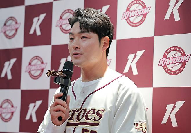 '국민 거포' 박병호 키움 히어로즈 코치가 26일 서울 고척스카이돔에서 열린 선수 은퇴 기자회견에서 발언하고 있다. 연합뉴스