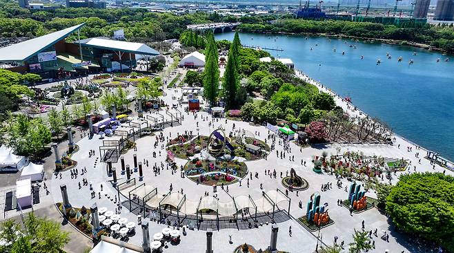 전국이 초여름 수준의 따뜻한 날씨를 보인 26일 경기 고양시 일산동구 일산호수공원에서 열린 ‘2026 고양국제꽃박람회’에서 시민들이 꽃을 구경하고 있다. 다음 달 10일까지 이어지는 이번 박람회에서는 25개국 200여개 화훼기관·단체·기업이 참여해 1000여종, 1억 송이에 달하는 꽃을 선보인다.