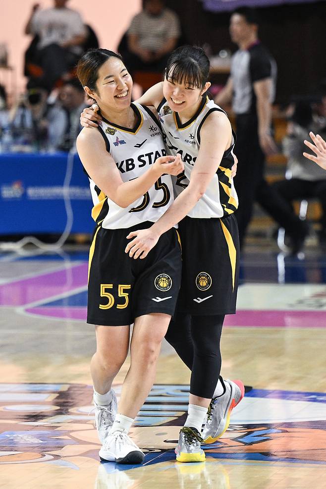 청주 KB스타즈는 26일 용인실내체육관에서 열린 ‘2025~2026 여자프로농구’ 챔피언결정전(5전3선승제) 3차전에서 용인 삼성생명을 80-65로 꺾고 시리즈 전적 3승 무패로 통산 세 번째 통합 우승의 위업을 달성했다. WKBL 제공