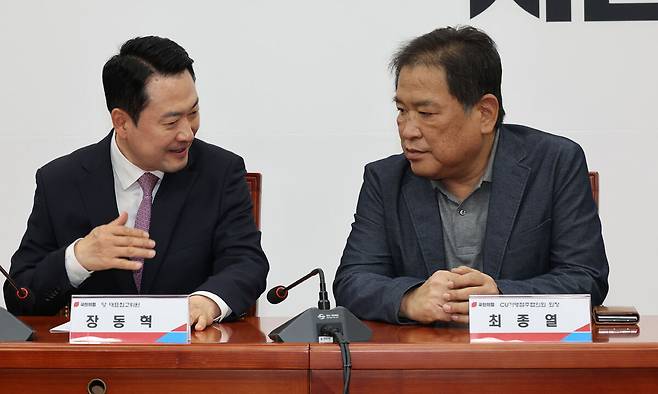 장동혁 국민의힘 대표가 지난 24일 서울 여의도 국회에서 최종열 CU가맹점주협의회 회장과 대화하고 있다. 뉴시스