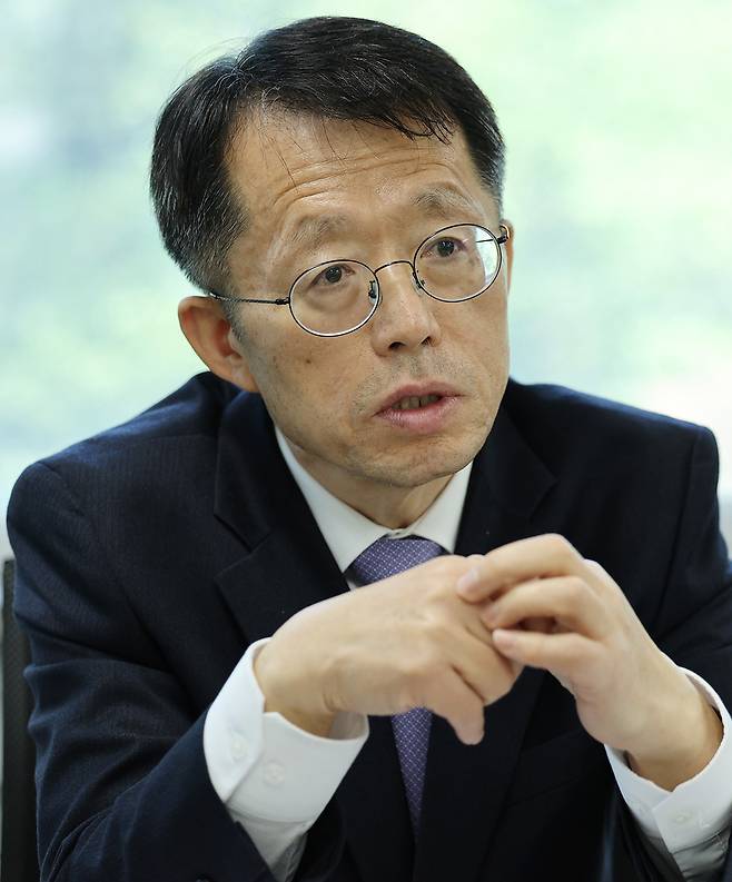 이상원 서울대 로스쿨 명예교수가 지난 24일 서울대 연구실에서 “정치권력은 입법에 집중하고 구체적 사건의 시시비비는 사법에 맡겨야 한다는 원칙이 회복돼야 한다”고 강조하고 있다. 허정호 선임기자